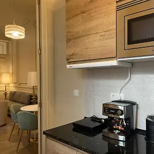 https://apartamentos-loles-de-cisneros-catedral.hotelsinnerja.org